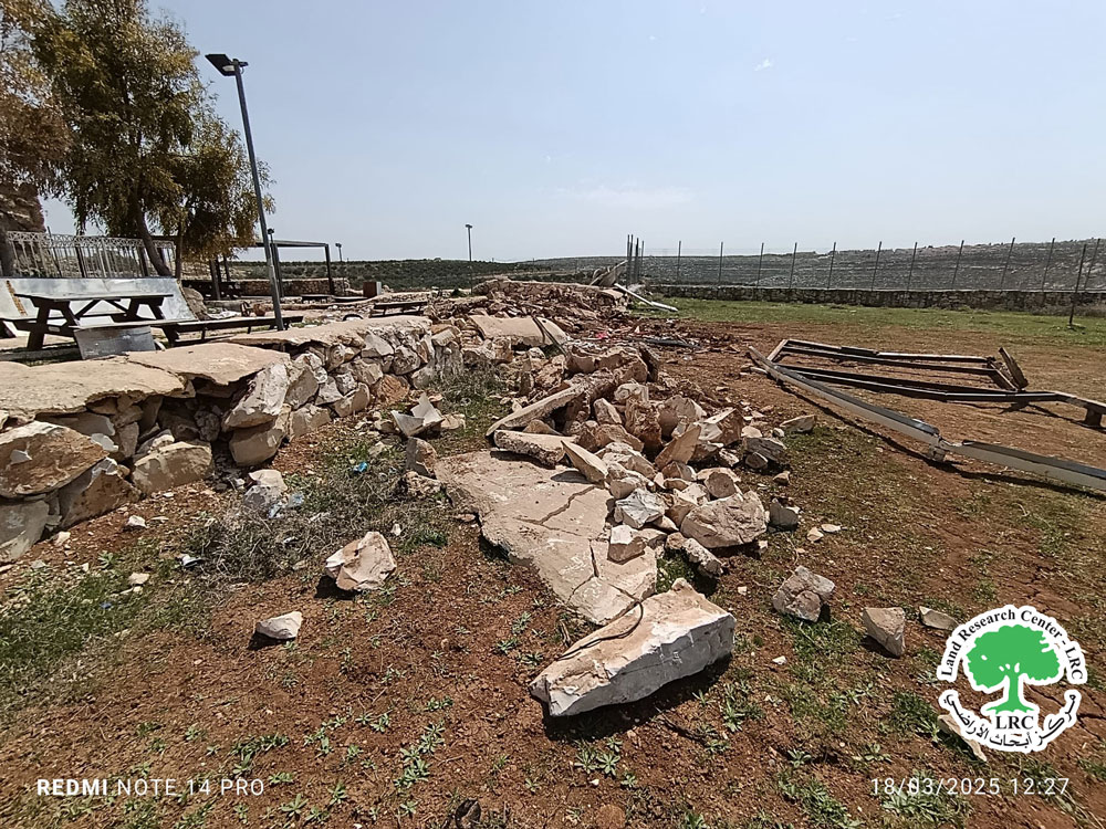 الاحتلال الاسرائيلي يهدم حديقة ألعاب للأطفال في قرية مخماس شمال القدس | LRC