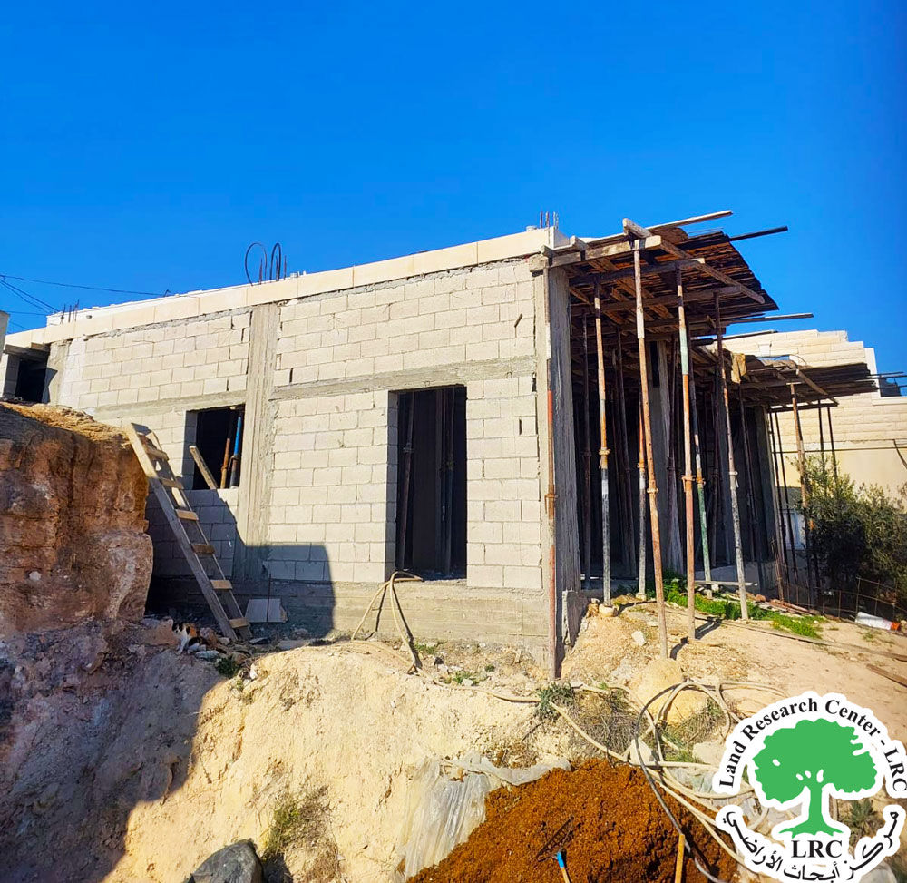 إخطار بوقف العمل في منبى عائلة أبو طه بمنطقة أم الشقحان شرق يطا جنوب الخليل | LRC