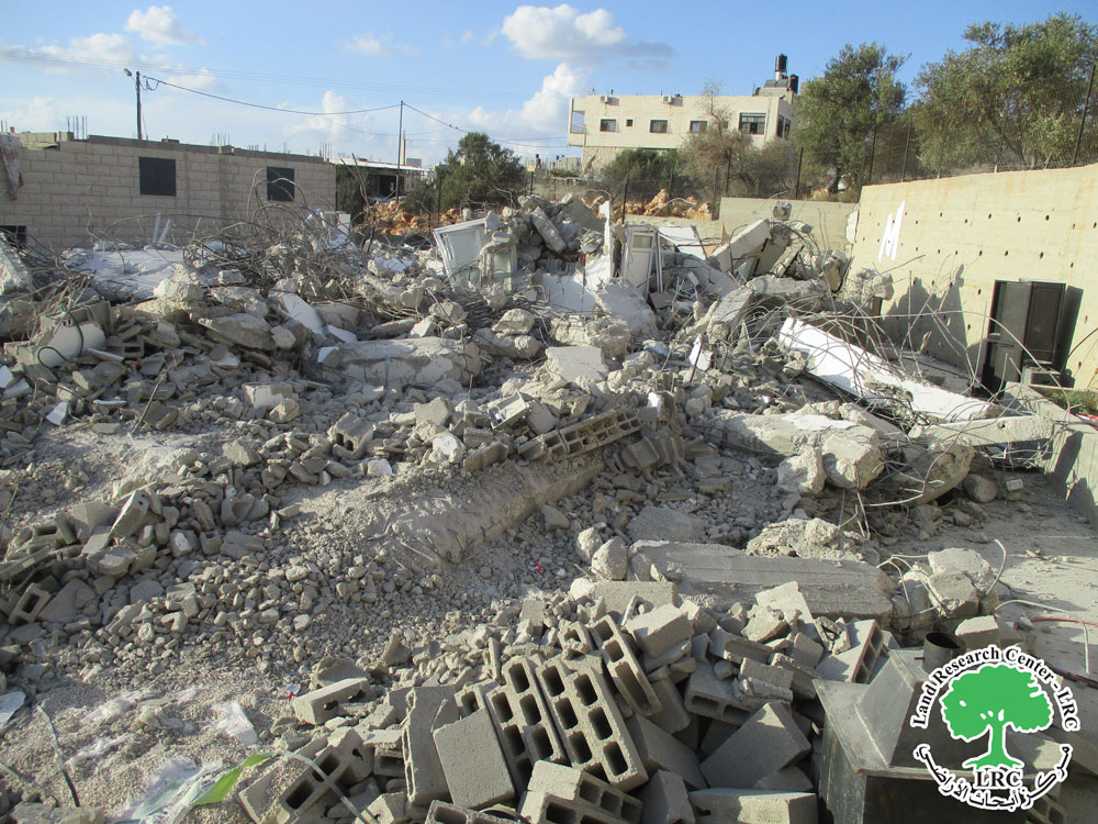 الاحتلال الاسرائيلي يهدم مبنى سكني لعائلة السكسك في قرية روجيب  شرق نابلس | LRC