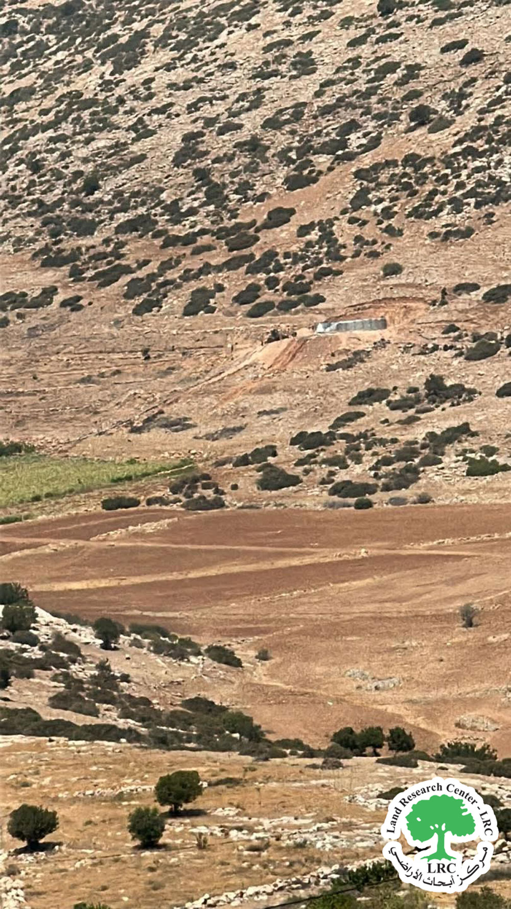 في انتهاك مزدوج للحق في المياه والبيئة ...  الاحتلال يدمر حاووزًا وشبكة مياه في قرية التياسير شرق طوباس | LRC