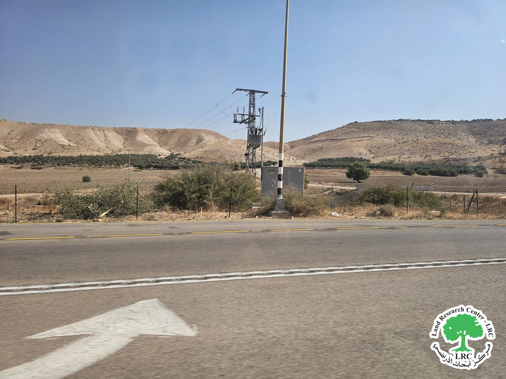 المستعمرون يشرعون في تسييج 900 دونم من أراضي خربة الفارسية وأم الجمال تمهيداً للسيطرة عليها / محافظة طوباس | LRC