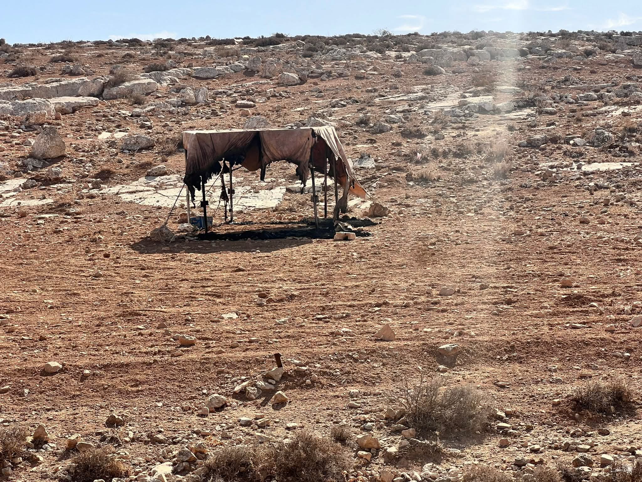 مستعمرون يحرقون 3 مساكن زراعية في قرية الجوايا شرق يطا بمحافظة الخليل | LRC