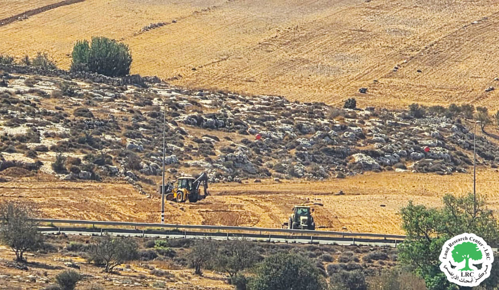 مستعمرون يستولون على مئات الدونمات الزراعية ويحرثوها في قرية سكة غرب الخليل | LRC