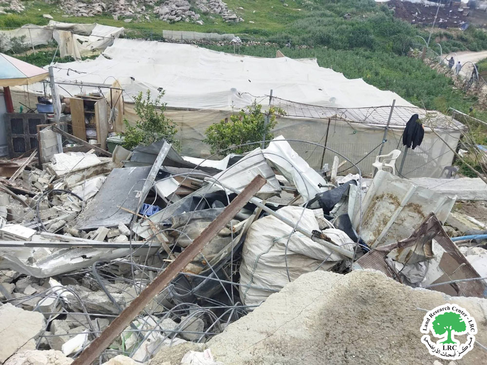 سلطات الإحتلال تهدم مسكناً ومنشآت زراعية في خربة جمرورة غرب ترقوميا بمحافظة الخليل | LRC