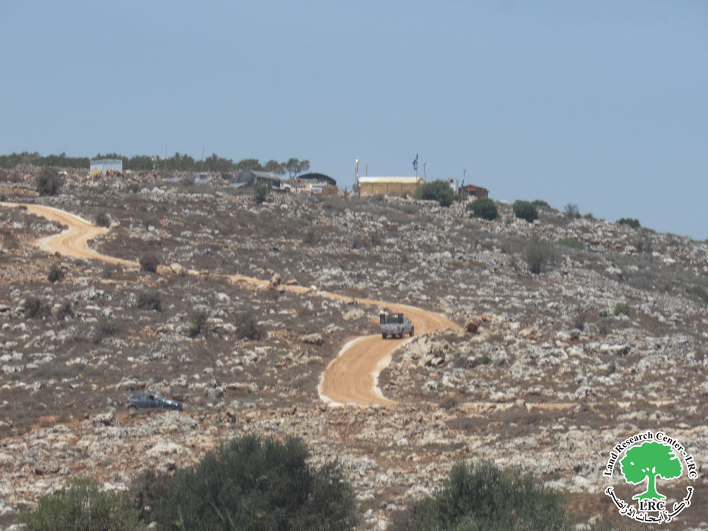 المستعمرون يشرعون في توسعة بؤرة استعمارية على أراضي بلدة عقربا جنوب نابلس | LRC