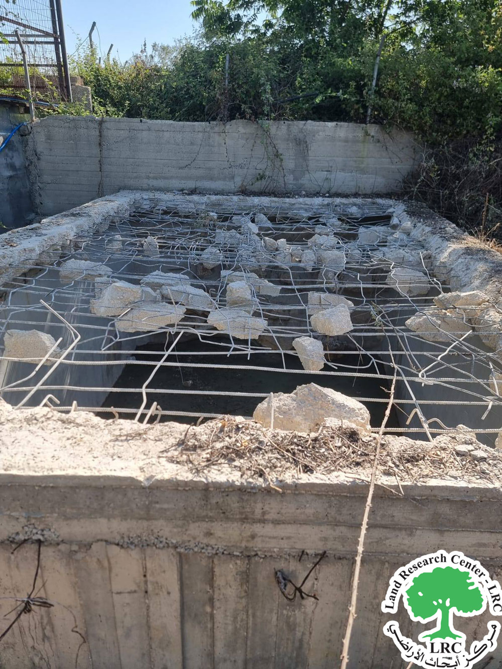 مستعمرون يهدمون خزاناً لجمع المياه في منطقة واد المطوي غرب سلفيت | LRC