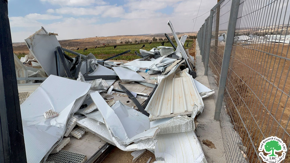 الإحتلال الاسرائيلي يهدم مبنى تابع لبنك البذور البلدية في جنوب الخليل | LRC