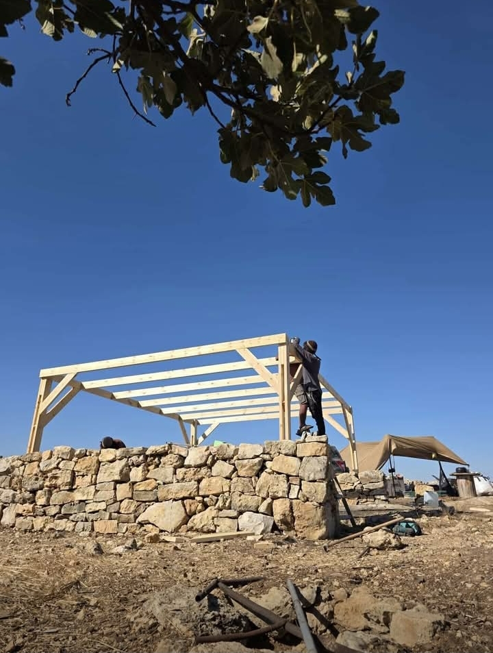 مستعمرون يقيمون بؤرة استعمارية رعوية جديدة على أراضي بلدة حلحول شمال الخليل | LRC