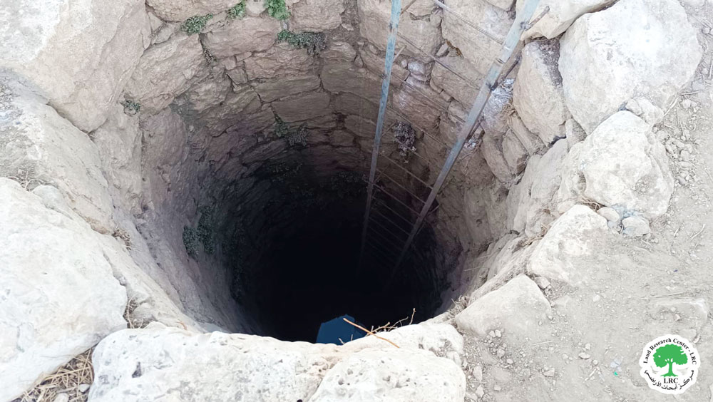 مستعمرون يستولون على بئر مياه ويؤهلون طريقاً في تل ماعين جنوب يطا بمحافظة الخليل | LRC