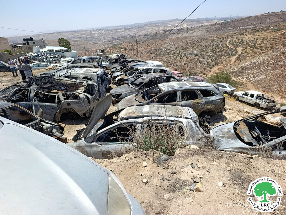 مستعمرون يحرقون مشطباً للسيارات في قرية برقة شمال مدينة رام الله | LRC