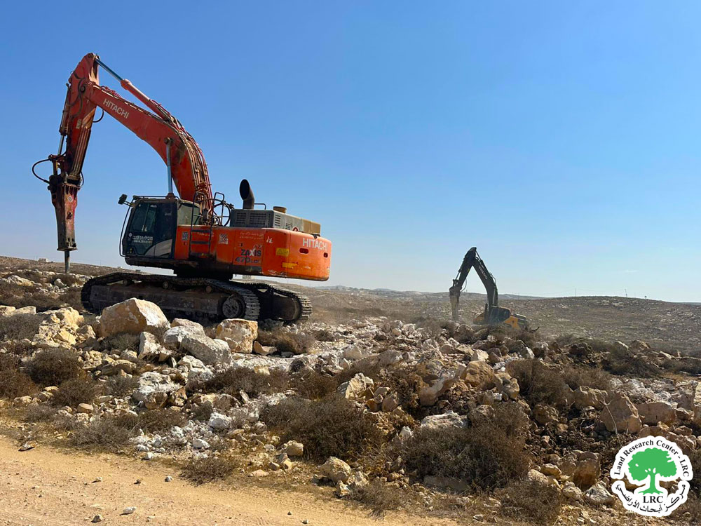 مستعمرون يجرفون أراضٍ ويشقون طريقاً في أراضي بلدة السموع جنوب الخليل | LRC