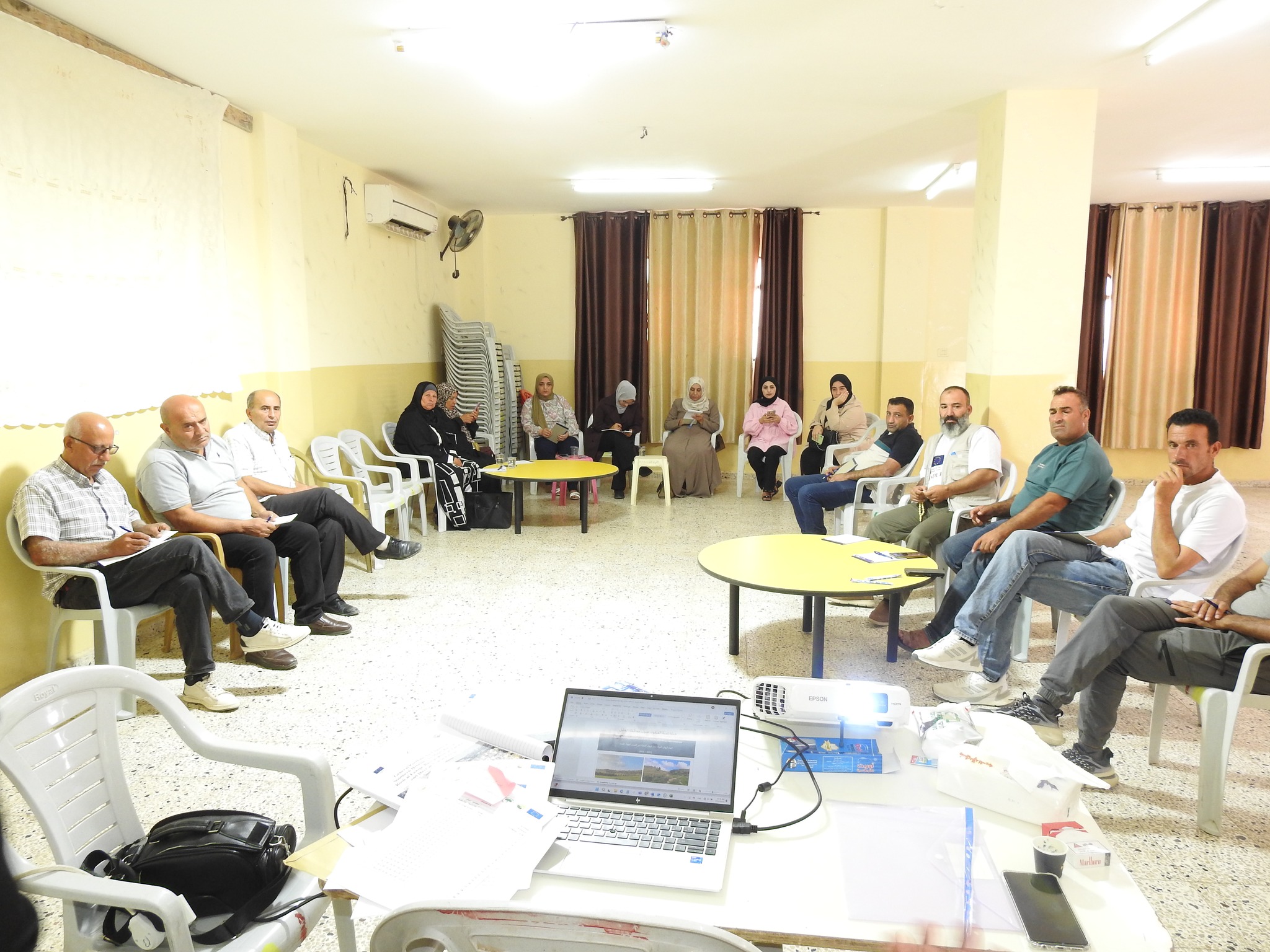 مركز أبحاث الأراضي ينفذ ورشة عمل بالتعاون مع وزارة الزراعة لتحديد الاحتياجات التدريبية لعنقود جنوب الخليل | LRC