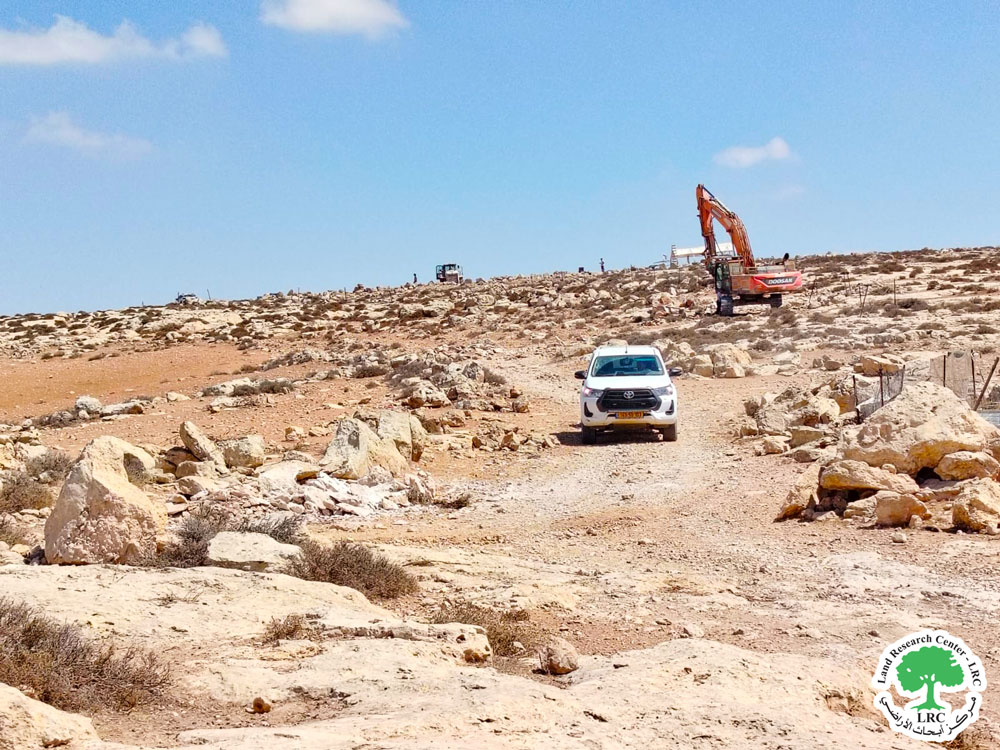 تجريف أراضي ذات ملكية خاصة في قرية غوين لإقامة بؤرة استعمارية جديدة عليها – بلدة السموع/ محافظة الخليل | LRC