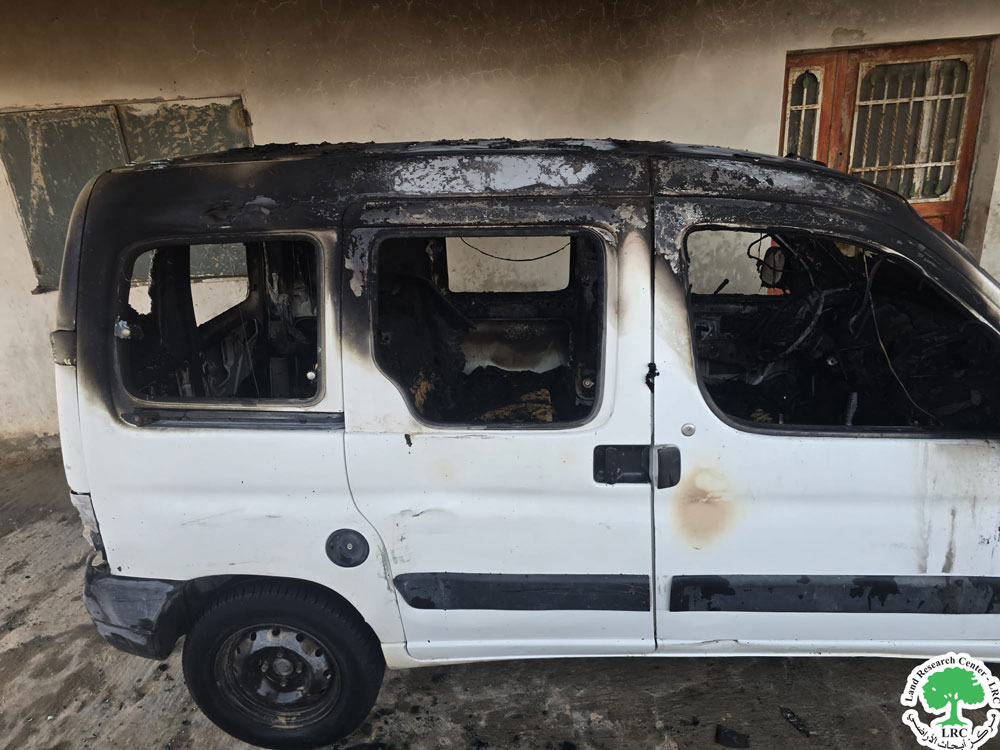 مستعمرون يحرقون مركبة ويعتدون على منزل في"وادي جحيش" جنوب يطا بمحافظة الخليل | LRC